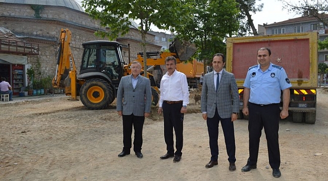 Yenişehir'de belediye meydanı bayrama hazır