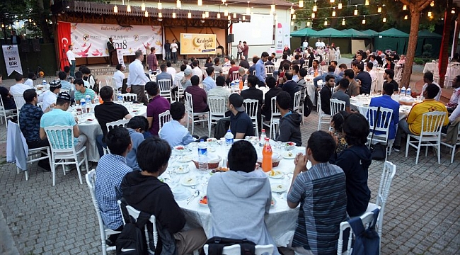 Dündar'dan yabancı öğrencilere iftar