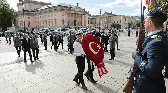 Erdoğan'dan Neue Wache Anıtı'na ziyaret