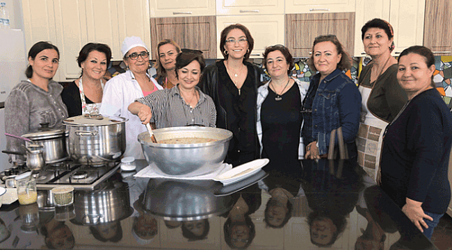 Kadın Kooperatifi üyeleri aşure dağıttı