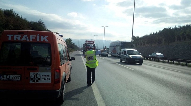 Ceza yazmak isteyen polisi darp ettiler