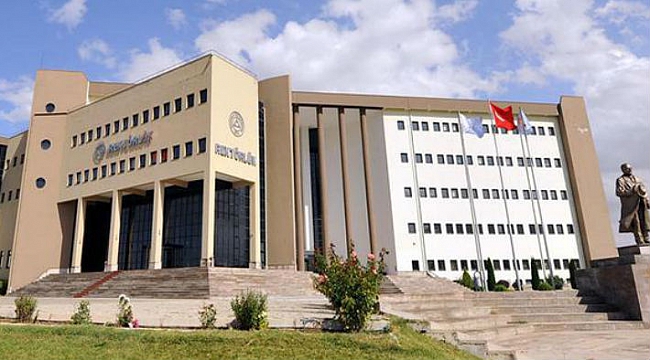 Doktora tezinde 'Hitler' skandalı
