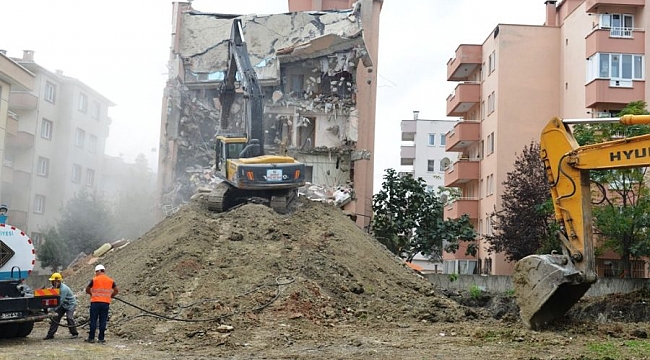 Görükle'deki hasarlı apartman yıkılıyor