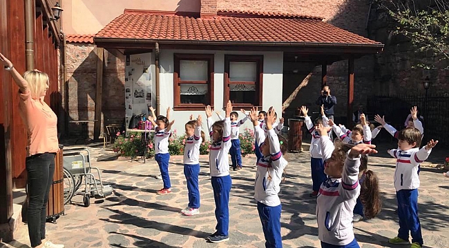 Müzede yoga dersi