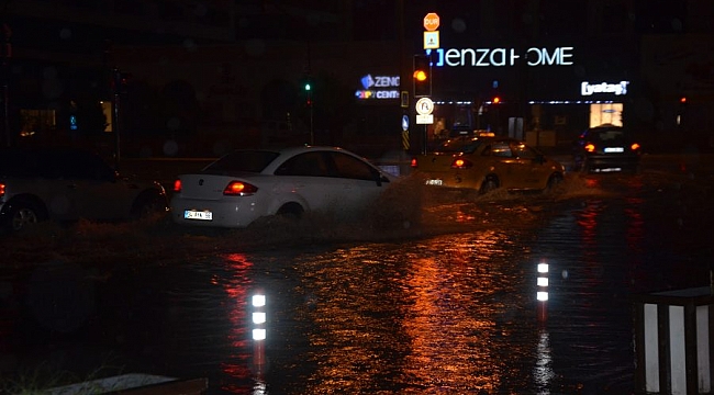Sağanak yağış ulaşımı felç etti