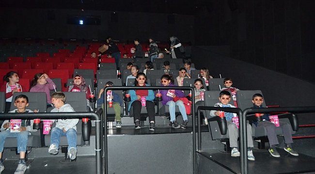 Sinema gitmenin mutluluğunu ilk kez yaşadılar