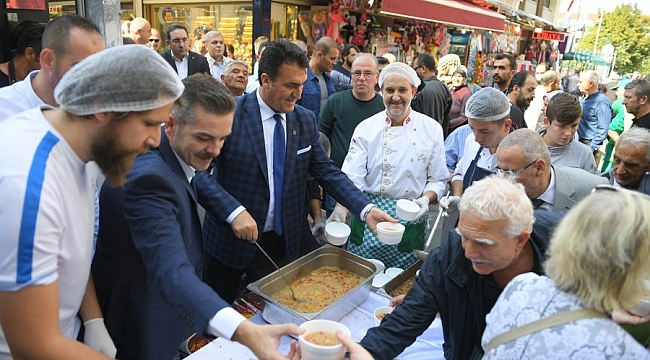 Uzun Çarşı'da vatandaşlara aşure ikramı
