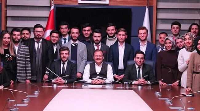 AK gençlerden Çavuşoğlu'na ziyaret