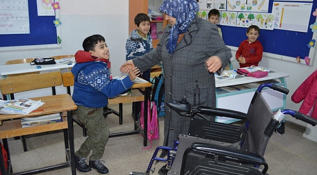 Torunu için gün boyu okulda bekliyor