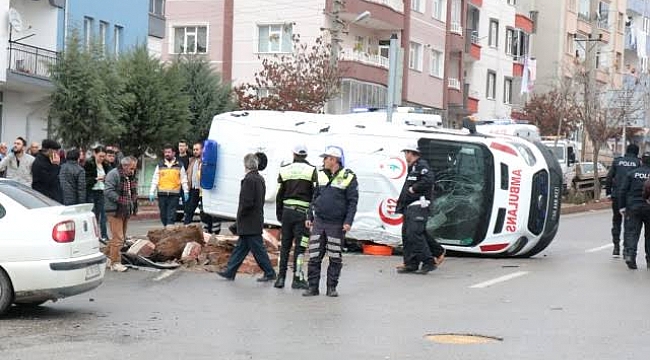 Ambulans ile otomobil çarpıştı