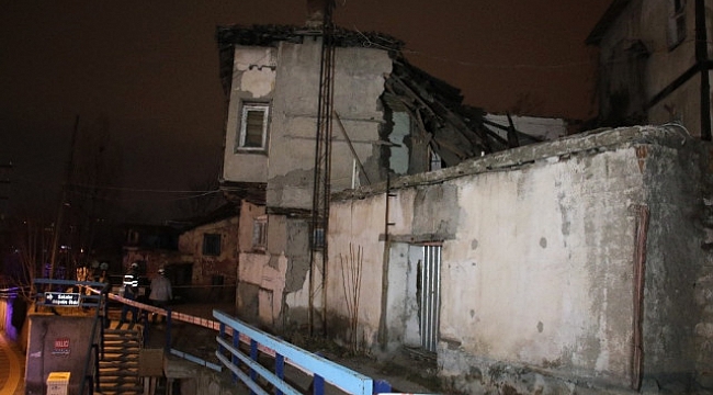 Başkent'te 2 katlı ev çöktü
