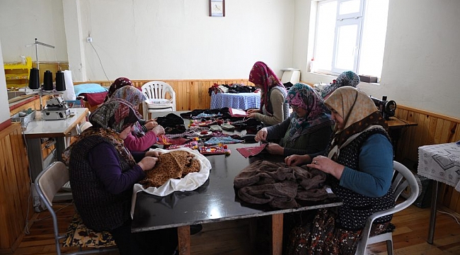 Diktikleri kıyafetlerle geleneklerini yaşatıyorlar