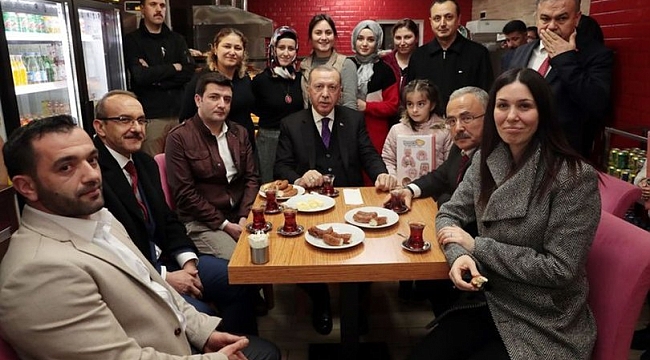 Erdoğan vatandaşlarla çay içip simit yedi