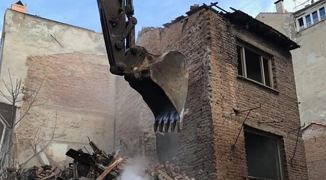 Gemlik'te metruk binalar yıkılıyor