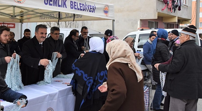 Gemlik'te pazar filesi dağıtımı devam ediyor