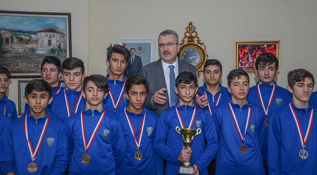 Güreşçilerden protokole ziyaret