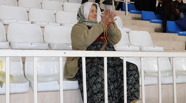 Hentbolcu kıza anne desteği