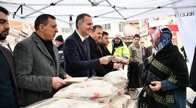 İnegöl Belediyesi vatandaşlara bez torba dağıttı