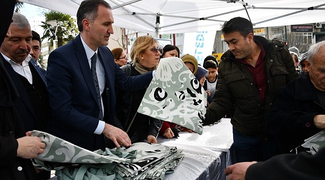 İnegöl Belediyesi vatandaşlara bez torba dağıttı