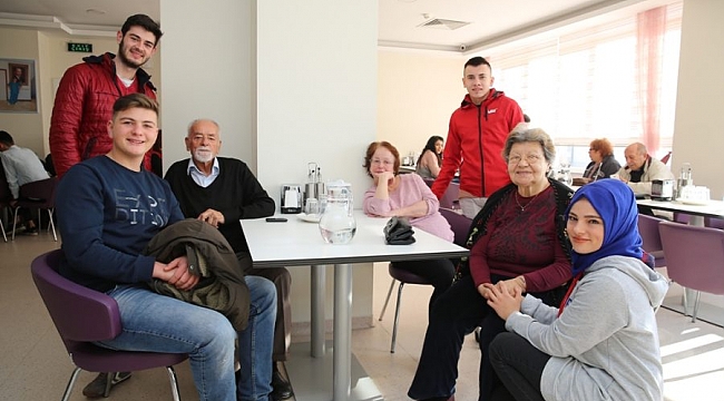 Öğrencilerden huzurevinde anlamlı proje