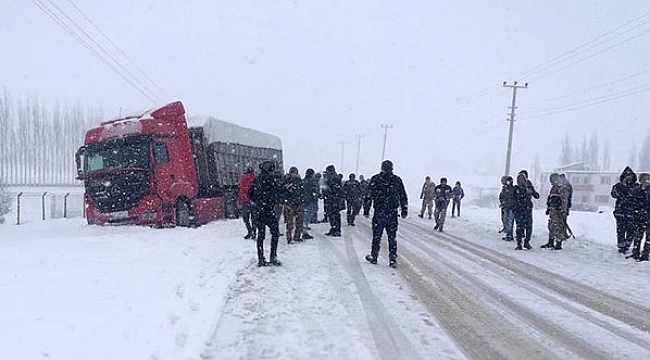 TIR ile öğrenci servisi çarpıştı
