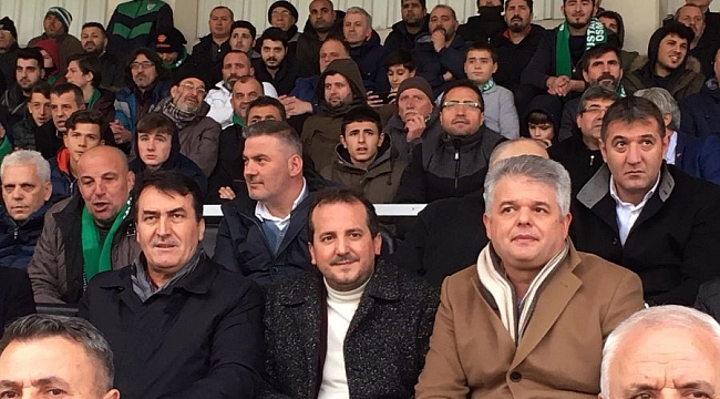 Tribünde bir başkan ve bir milletvekili.