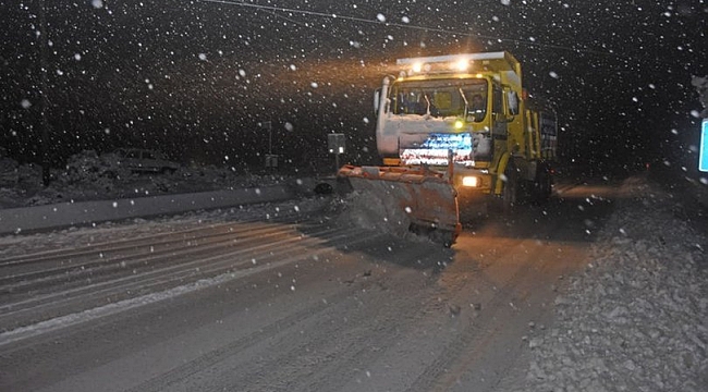 Yoğun kar yağışı ulaşımı felç etti