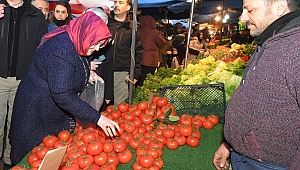 Bakan Selçuk, pazarda alışveriş yaptı