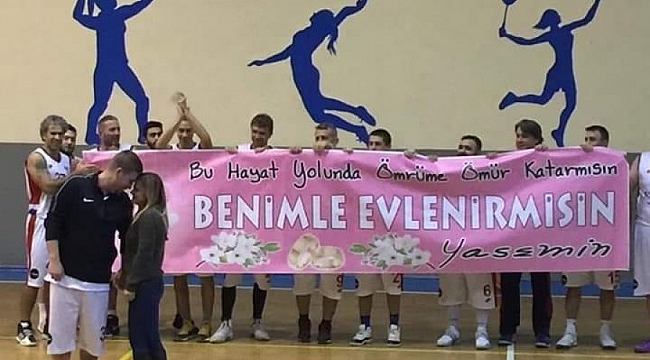 Basketbol maçında sürpriz evlilik teklifi