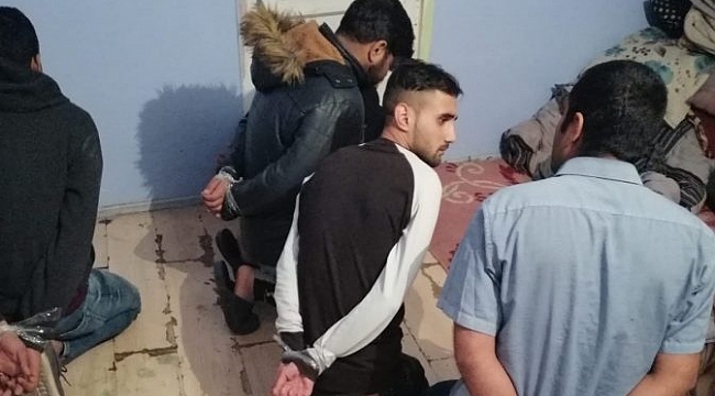 5 kişinin daha elleri koli bandıyla bağlandı