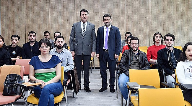 Başkan Dündar, tecrübelerini gençlerle paylaştı