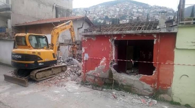 Pınarbaşı Mahallesi'ndeki metruk bina yıkıldı