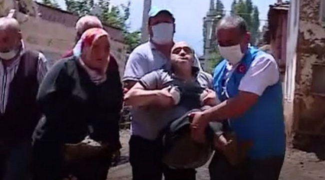 Afet bölgesindeki aengelli vatandaşı kucağında taşıdı