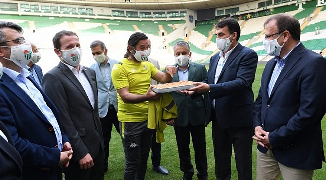 Başkan Dündar'dan timsahlara baklava ikramı