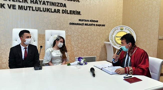 Başkanı Dündar çarşıda nikah kıydı