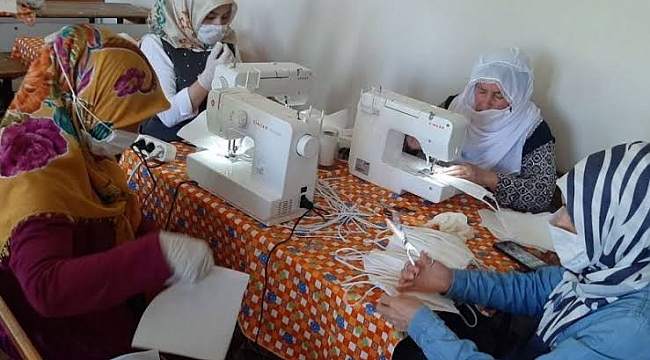 Elbistan'da kadınlar gönüllü olarak maske üretiyor