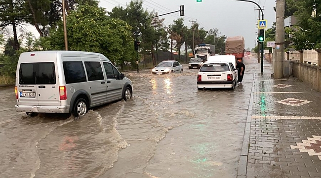 İznik'te önce dolu ardından sel