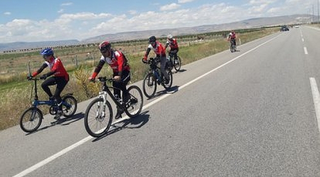 Kadın kaymakam, bisikletçilerle pedal çevirdi