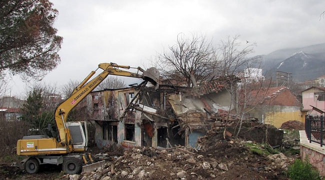 Osmangazi'de 42 metruk bina yıkıldı