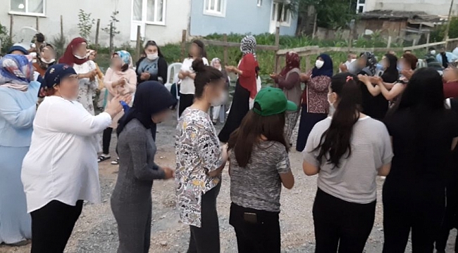 Bursa'da düğünde sosyal mesafe unutuldu