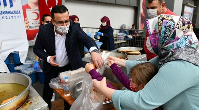 Mustafakemalpaşa'da Ayasofya için lokma dağıtıldı