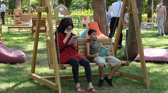 Kitap kurtlarını açık havada buluşturan kütüphane