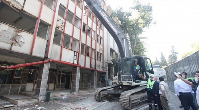 Timurtaşpaşa'daki Kızılay binasının yıkım işlemi başladı
