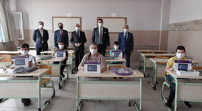 Başkan Dündar'dan öğrencilere tablet desteği
