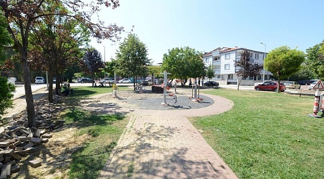 İnegöl'de eski çocuk parkları yenileniyor