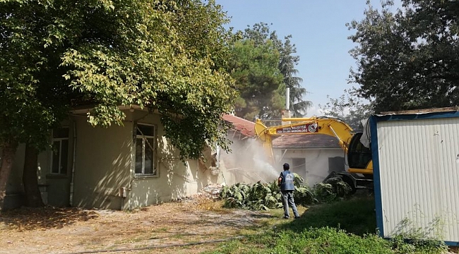 İnegöl'de metruk ve kaçak yapıların yıkımı sürüyor