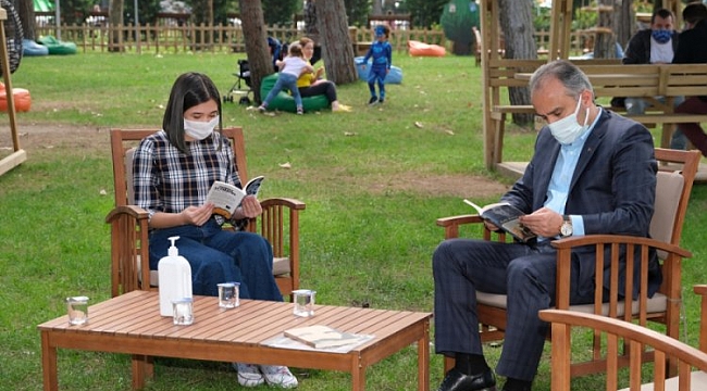 Başkan Aktaş'la açık havada kitap buluşması