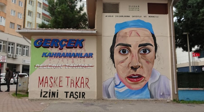 Sağlık çalışanlarının mücadelesi trafoya resmedildi