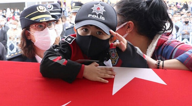 Şehit babasını, asker selamıyla uğurladı