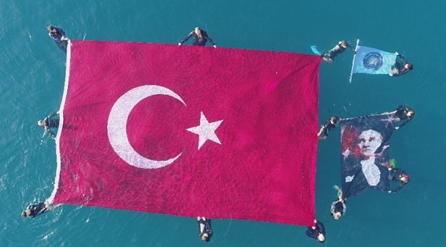 Ata'yı denizde açtıkları 54 metrekarelik bayrakla andılar
